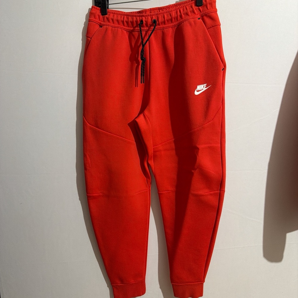 Men’s Nike tech light crimson jogger